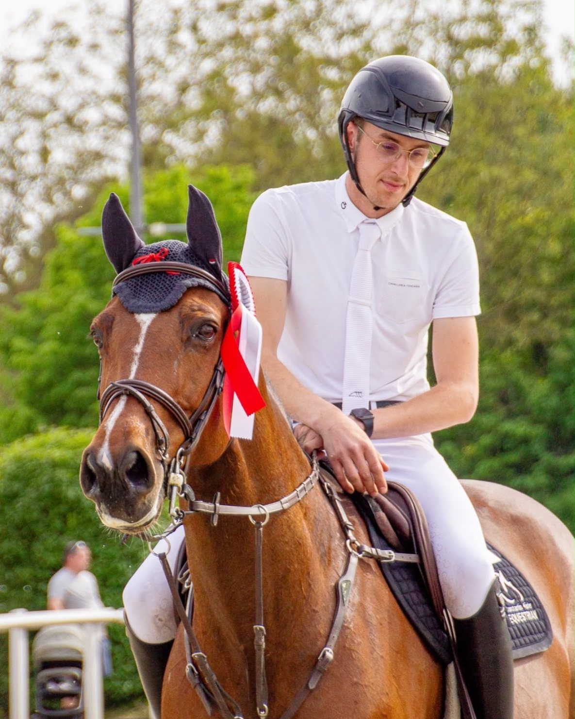 Constantin Mörler zu Pferd mit Schleife nach einer Platzierung